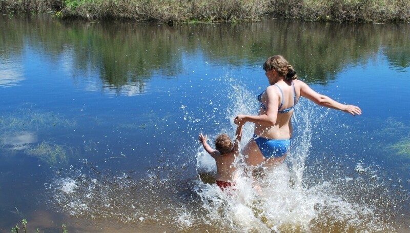 Она плавала в озере. Купание на речке. Дети купаются в озере. Купаемся на речке. Люди купаются.